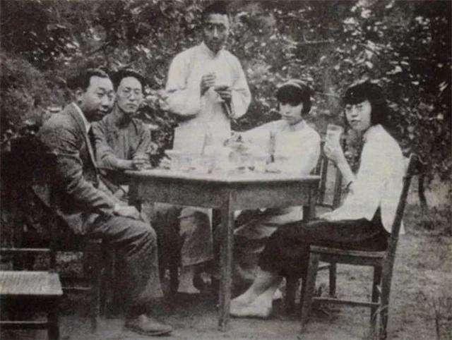 分手后她去送新婚祝福，此后单身50年，79岁终于等来初恋求婚