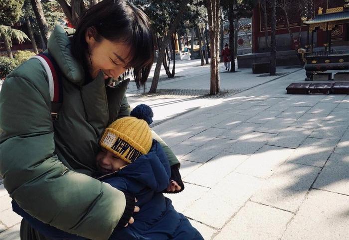 大儿子长得像爸爸小儿子像妈还随妈姓，这种爱情叫陈龙和章龄之！