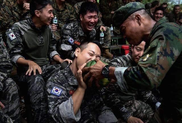 韩国人口较少，要求男性公民一到18岁就必须服兵役
