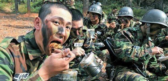 韩国人口较少，要求男性公民一到18岁就必须服兵役