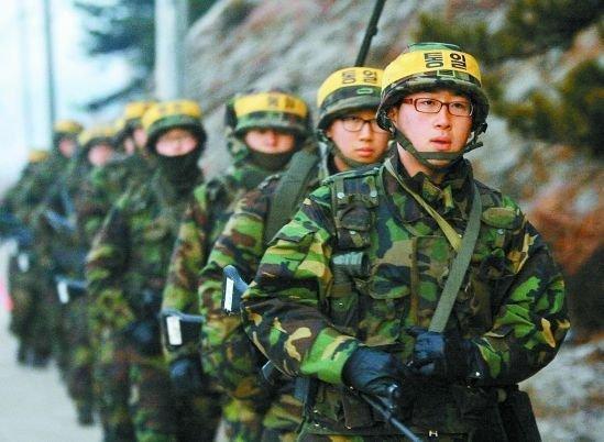 韩国人口较少，要求男性公民一到18岁就必须服兵役