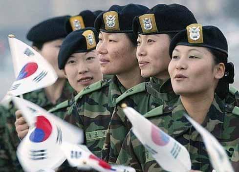 韩国人口较少，要求男性公民一到18岁就必须服兵役