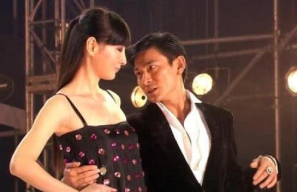 他是迈克杰克逊演唱会上，唯一邀请的中国艺人，今演唱会一票难求