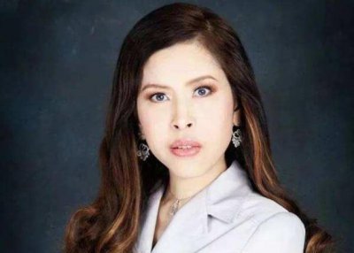 ​先君臣后亲情！62岁朱拉蓬公主重病坐轮椅，见到泰王依旧要下跪