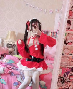 ​全民蔡萝莉竟然有大叔的设定，蔡萝莉看着性感女主播直播留口水！