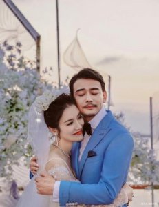​杨烁婚内出轨事件之后首次亮相，杨烁带着老婆王黎雯逛超市很幸福