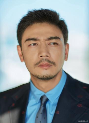 杨烁婚内出轨事件之后首次亮相，杨烁带着老婆王黎雯逛超市很幸福