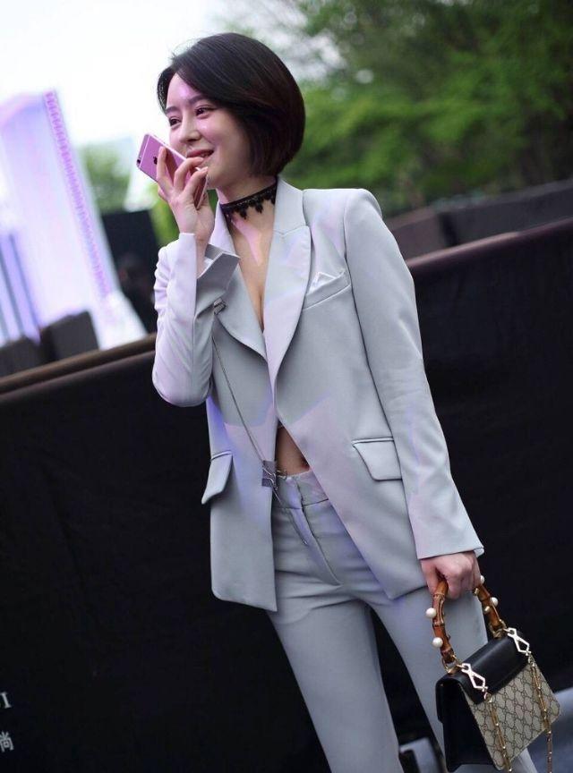 性感的职业装少妇，灰色衣服露出诱人事业线，性感又漂亮