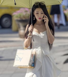 ​街拍：圆润丰满的小少妇，紧身白裙打造妩媚气息，尽显傲人胸围