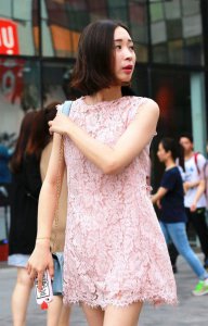 ​街拍：时尚贵妇穿黑色露肩修身裙，身姿婀娜，半老徐娘，风韵犹存