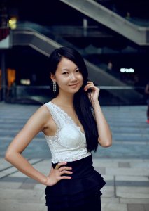 ​街拍：富有风韵的小姐姐，黑丝袜搭配黑色长筒靴，魅惑力十足