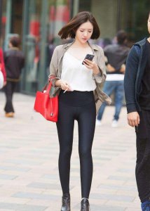 ​街拍：高挑美女穿瑜伽裤，露出迷人马甲线，长发飞舞，楚楚动人