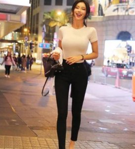 ​街拍，第一位美女笑容甜美，性感的翘屁臀，砸锅卖铁也要娶回家