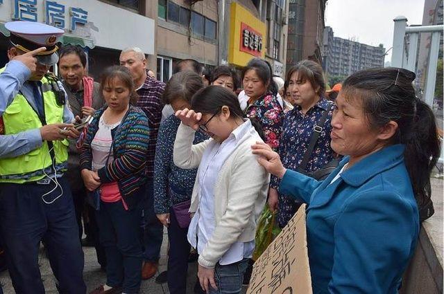 女大学生当街跪地求助钻胯9元一次，是骗局，还是真实钻胯治病？