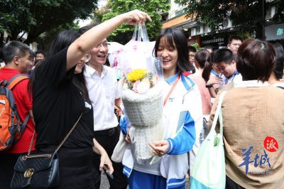 ​鲜花与掌声相迎，2024年广州中考落幕