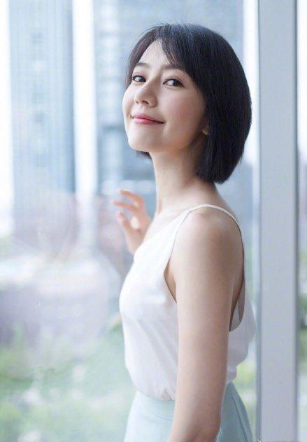 19岁的高圆圆，19岁的刘亦菲，网友：惊艳看着又舒服的美