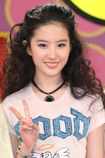 19岁的高圆圆，19岁的刘亦菲，网友：惊艳看着又舒服的美