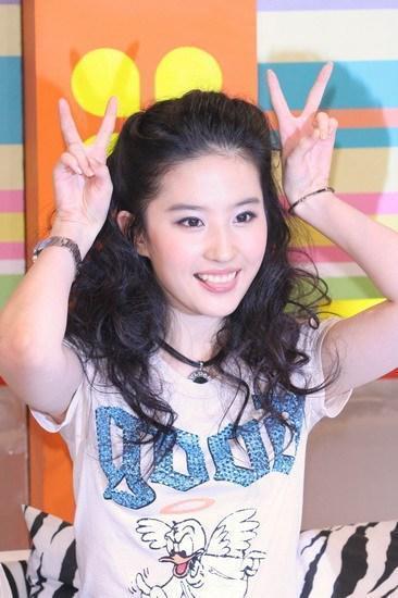 19岁的高圆圆，19岁的刘亦菲，网友：惊艳看着又舒服的美