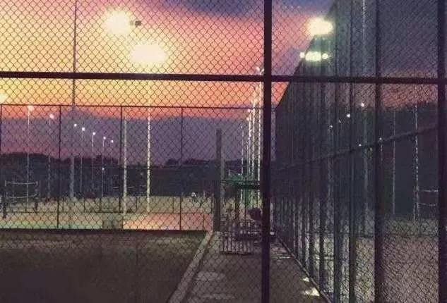 撩人的不是夜色，是那晚走在光阴里的你