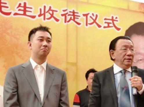 侯耀华收徒42位，看清其中两个徒弟名字后，网友：蛇鼠一窝！