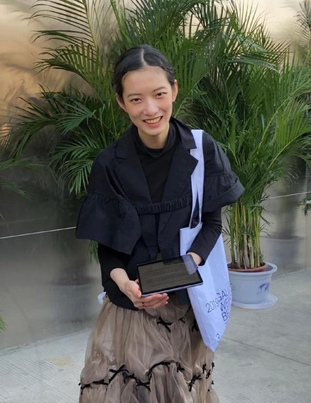 项偞婧纱裙穿搭梦幻无比，帆布包就让她变回18岁，太高级了！