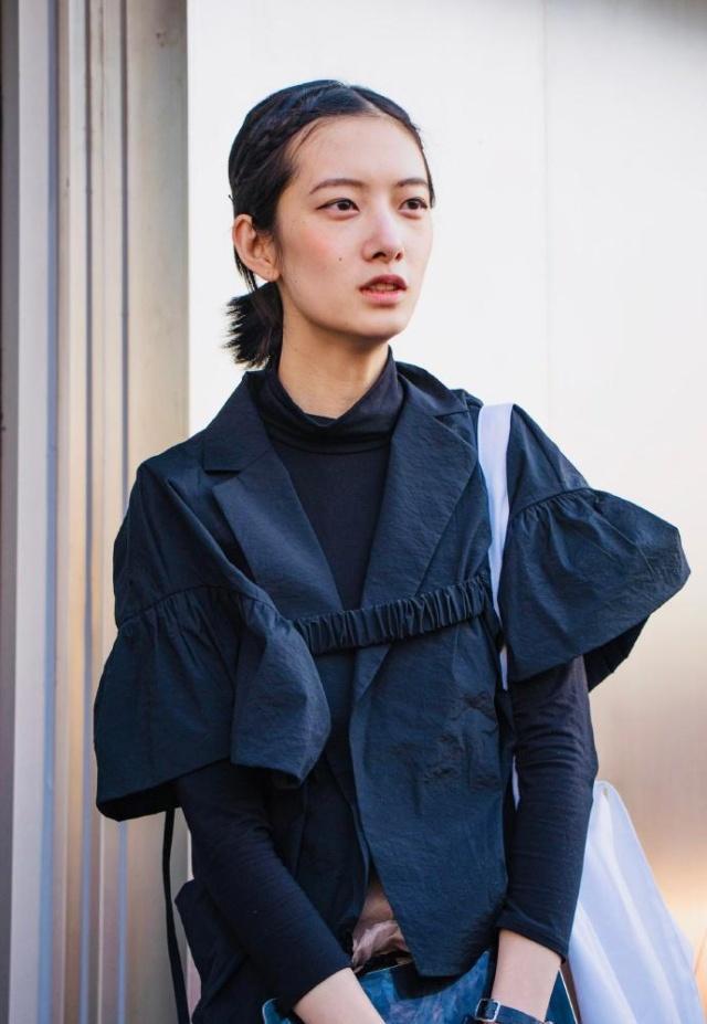 项偞婧纱裙穿搭梦幻无比，帆布包就让她变回18岁，太高级了！