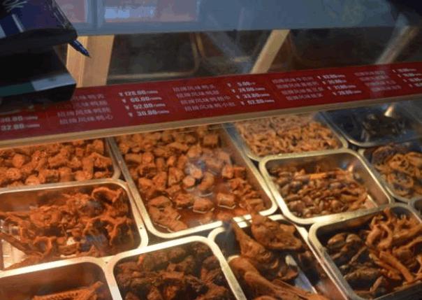 两大网红“鸭店”, 绝味越卖越红火, 周黑鸭逐渐惨淡, 网友: 活该