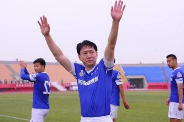 绝无仅有！中国足坛曾有人27岁退役，如今转型成商业大亨乐善好施