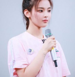 ​VAVA恶意评价杨超越，引发舆论攻击，说话比王思聪还过分！