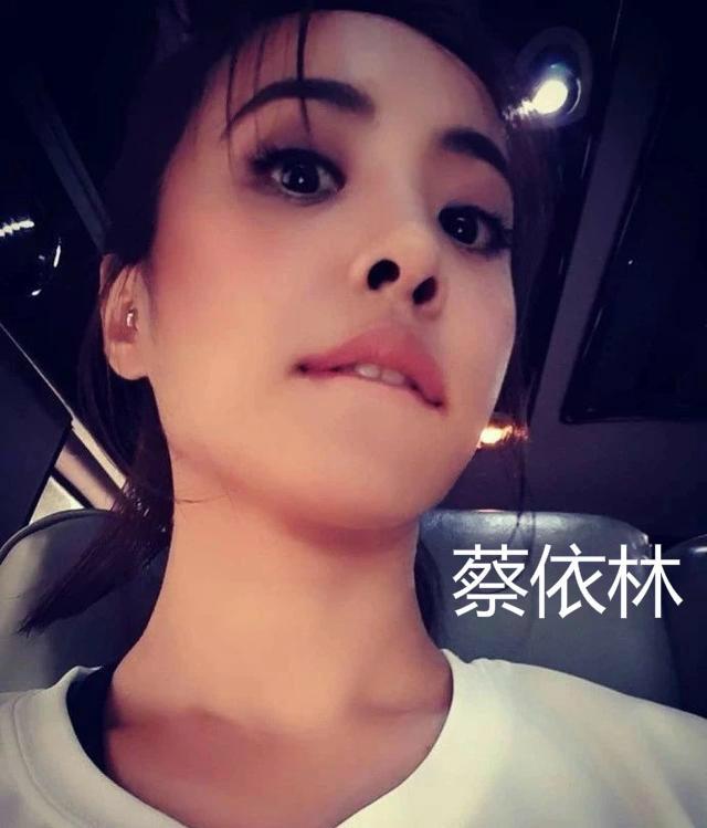 迷之自拍角度！杨幂与闺蜜自拍“晒鼻孔”，嘴巴看着有点怪