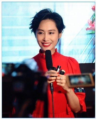 “紫霞仙子”朱茵西装配大背头，女强人的既视感，尽显自信美