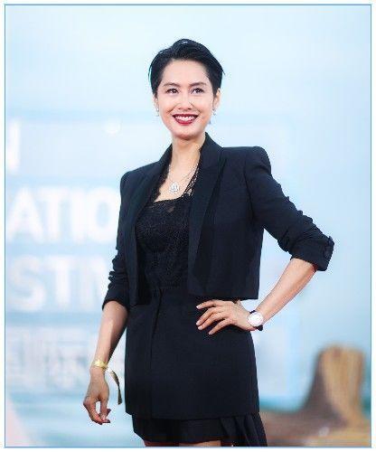 “紫霞仙子”朱茵西装配大背头，女强人的既视感，尽显自信美