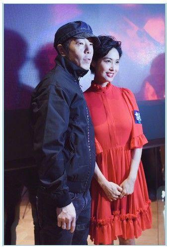 “紫霞仙子”朱茵西装配大背头，女强人的既视感，尽显自信美