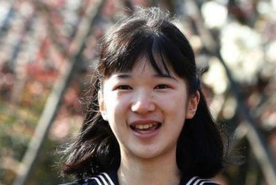​爱子公主迎来18岁！空气刘海少女感满满，可惜没遗传妈妈美貌