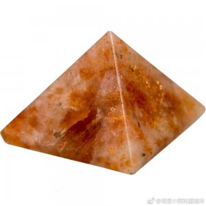 ​日光石（sunstone）又称“日长石”、“太阳石”