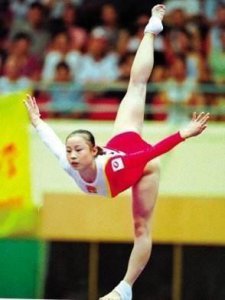 ​体操小花董芳霄有多强? 曾为国夺7项冠军, 退役后还成为王牌教练