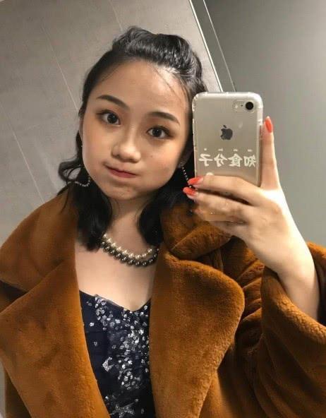 长大后的黄安仪体重120斤，穿裙却美出新境界