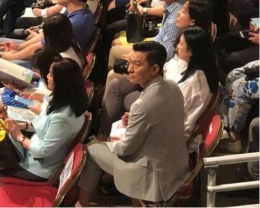 ​刘德华现身女儿毕业典礼，身穿灰色西服耀眼全场，低调坐大众区