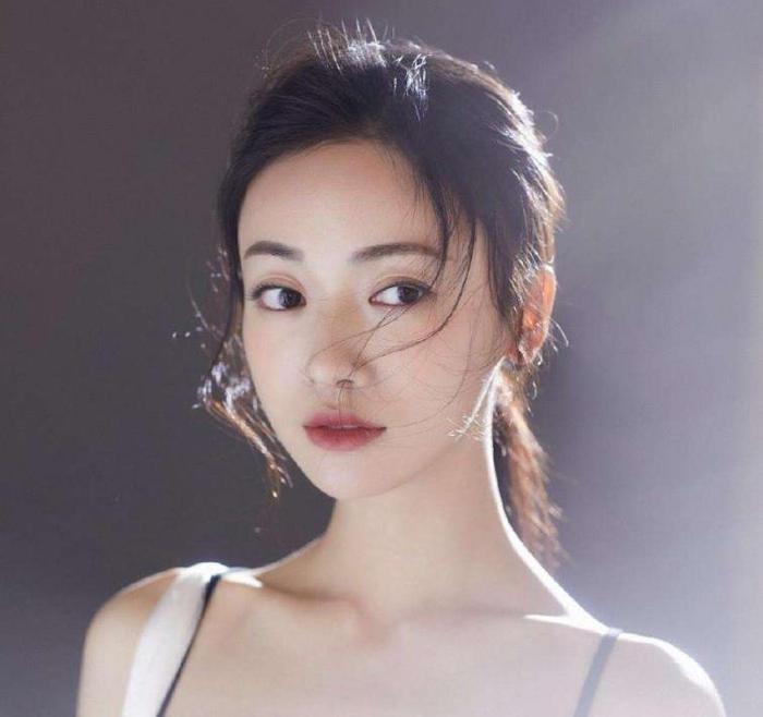 洪尧曝与吴谨言亲密照随后秒删，网友指责其借女生炒作至今未回应