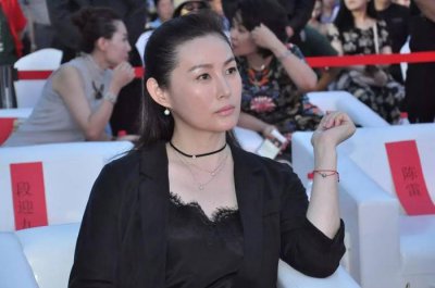​饰演潘金莲成名, 后与“武松”相爱, 今颜值爆表美得不行!