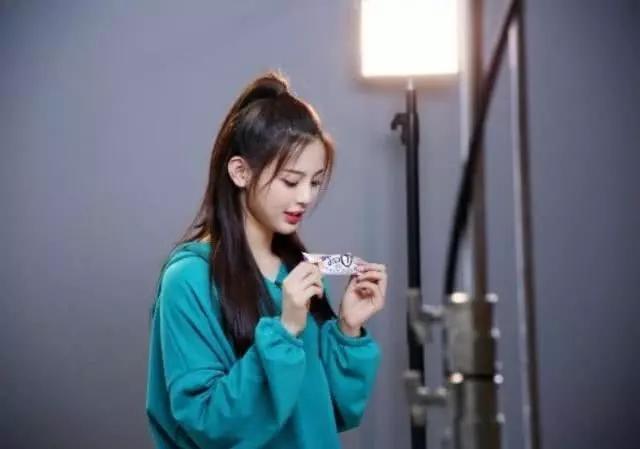 同样是代言德芙的广告：赵丽颖杨颖非常迷人，而她让人不忍下口