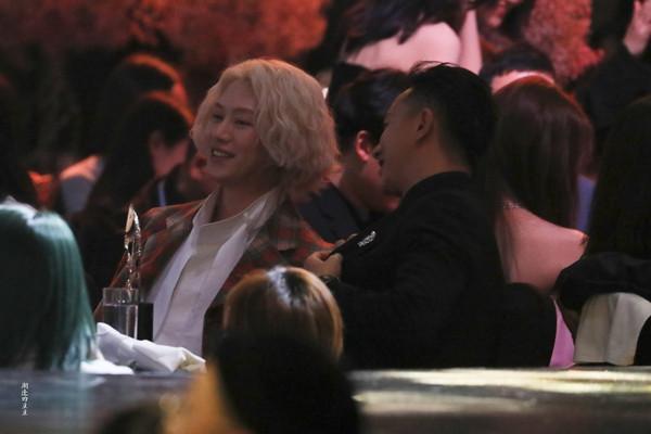 希澈、韩庚重逢头靠头聊不停   粉丝大哭：等了10年