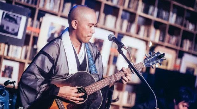 药师寺宽邦是日本超人气音乐僧侣……