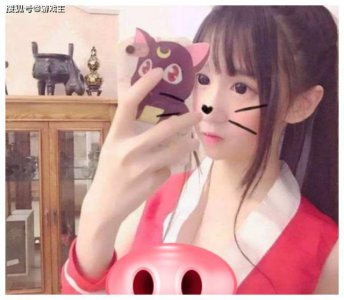 ​绝地蔡萝莉改行走成熟富婆路线，公开喝红酒，水友评论却笑了