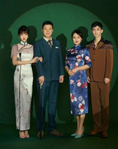 ​刘之冰二婚老婆是熟悉的她！56岁穿小黑裙美艳，和女儿同框似姐妹