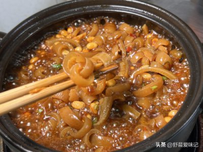 ​黄豆猪皮煲，黄豆软烂入味，猪皮劲道有嚼劲，越吃越想吃，太香了