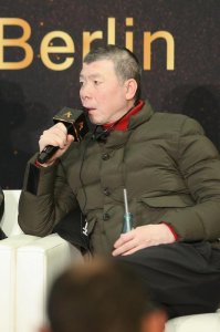 ​夜宴跳舞门刚过，冯小刚带女演员又去柏林拿了个野鸡奖吗