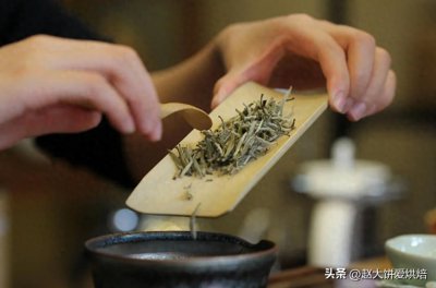 ​茶叶放了10年还能喝吗？行家：别乱喝，容易伤身，有的茶叶不能放