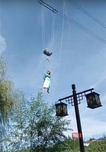 ​重庆一景区水上威亚游客被吊在半空，当地：已安全降下无人受伤，初查系线路问