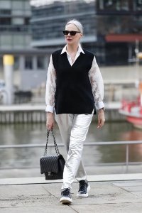 ​夏天果然流行穿透的衣服，不仅凉爽还时尚，越看越有女人味